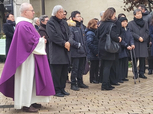 피아니스트 백건우(77)가 30일(현지시간) 오전 프랑스 파리 외곽 뱅센의 한 성당에서 아내인 영화배우 고(故) 윤정희 장례 미사가 끝나고 운구차를 바라보고 있다.  뱅센<프랑스>=연합뉴스